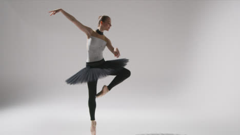 Weitschuss-Einer-Ballerina,-Die-Auf-Spitze-Springt-Und-Tanzt