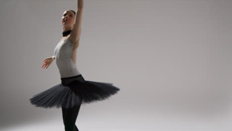 Mittlere-Aufnahme-Einer-Jungen-Ballerina,-Die-Mit-Kopierraum-Tanzt