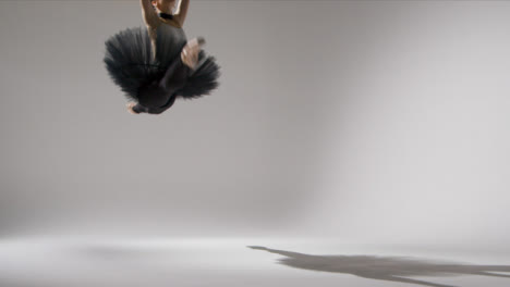 Weitwinkelaufnahme-Einer-Balletttänzerin,-Die-In-Richtung-Kamera-Tanzt