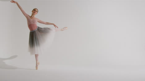 Weite-Aufnahme-Einer-Balletttänzerin,-Die-Mit-Kopienraum-Tanzt