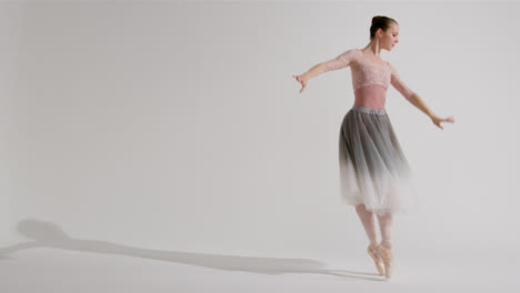 Weitwinkelaufnahme-Einer-Balletttänzerin,-Die-Auf-Spitze-Durch-Den-Rahmen-Tanzt