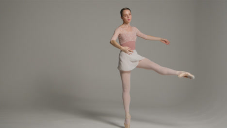 Weitwinkelaufnahme-Einer-Tanzenden-Balletttänzerin