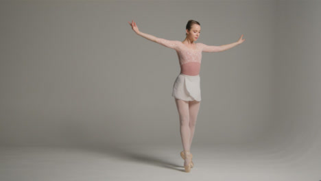 Weitschuss-Eines-Balletttänzers,-Der-Auf-Spitze-Tanzt