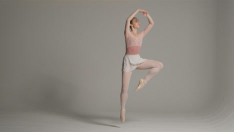 Weitwinkelaufnahme-Einer-Balletttänzerin,-Die-Tanzt-Und-Springt