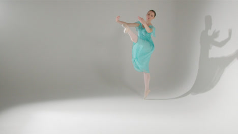 Weitwinkelaufnahme-Einer-Jungen-Balletttänzerin,-Die-Im-Blauen-Kleid-Tanzt