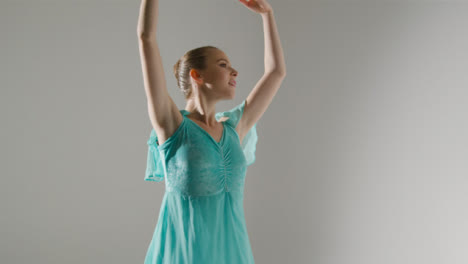 Plano-Medio-De-Una-Joven-Bailarina-De-Ballet-Bailando-Con-Un-Vestido-Azul