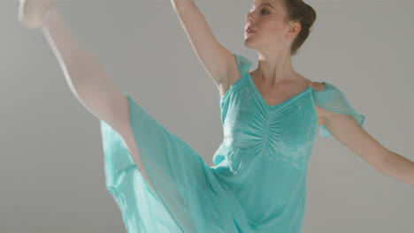 Mittlere-Aufnahme-Einer-Jungen-Balletttänzerin,-Die-In-Blauem-Kleid-Tanzt