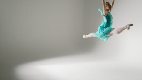Weitwinkelaufnahme-Einer-Jungen-Balletttänzerin,-Die-Durch-Den-Raum-Tanzt