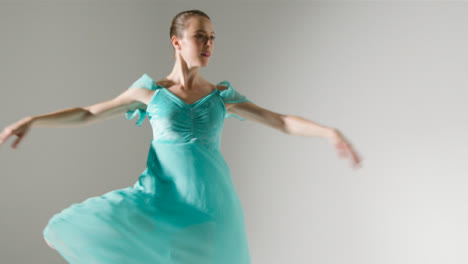 Mittenaufnahme-Einer-Jungen-Balletttänzerin,-Die-Sich-Im-Blauen-Kleid-Dreht