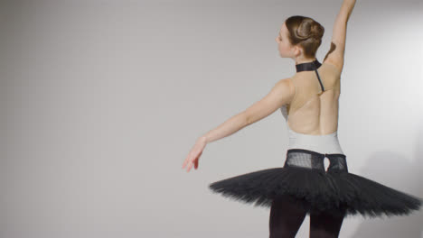 Mittenaufnahme-Des-Rückens-Einer-Tanzenden-Balletttänzerin