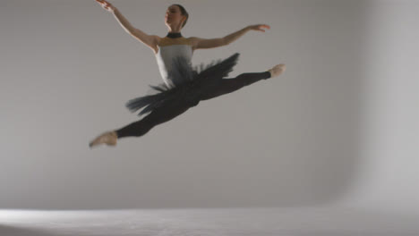 Weitwinkelaufnahme-Einer-Springenden-Und-Tanzenden-Balletttänzerin