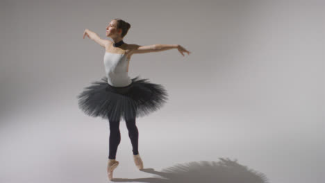 Hochwinkelaufnahme-Einer-Balletttänzerin-Beim-Tanzen