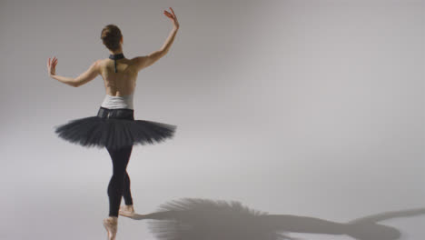 Hochwinkelaufnahme-Eines-Jungen-Balletttänzers,-Der-Tanzt