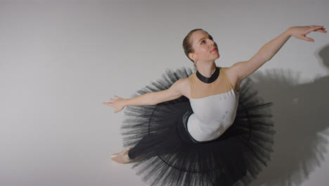 Hochwinkelaufnahme-Einer-Balletttänzerin,-Die-Auf-Spitze-Tanzt