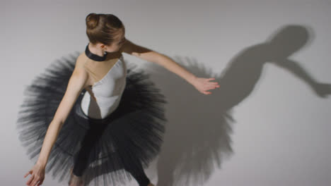 Hochwinkelaufnahme-Einer-Balletttänzerin,-Die-Durch-Die-Aufnahme-Tanzt