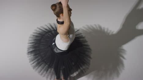 Hochwinkelaufnahme-Einer-Balletttänzerin,-Die-Durch-Die-Aufnahme-Tanzt