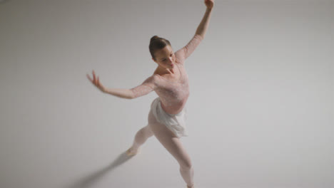 Hochwinkelaufnahme-Einer-Balletttänzerin-Beim-Tanzen
