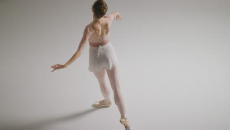 Hochwinkelaufnahme-Einer-Springenden-Und-Sich-Drehenden-Balletttänzerin