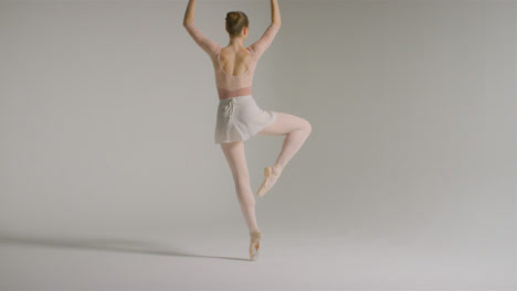 Weitwinkelaufnahme-Einer-Jungen-Ballerina,-Die-Tanzt
