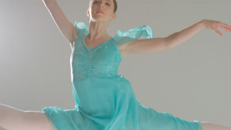 Tiro-Medio-De-Bailarina-De-Ballet-Saltando-A-Través-Del-Marco
