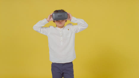 Plano-Medio-De-Un-Niño-Con-Un-Casco-De-Realidad-Virtual