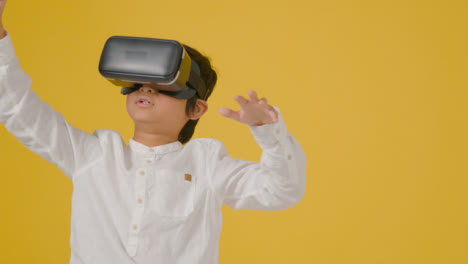Mittlere-Aufnahme-Eines-Kleinen-Jungen,-Der-Virtuelle-Realität-Spielt