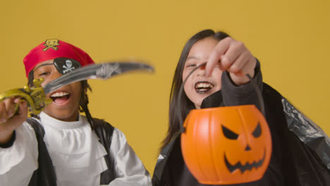 Kamerafahrt-Von-Kindern-In-Halloween-Kostümen