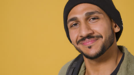 Foto-De-Seguimiento-Del-Hombre-Con-Sombrero-Y-Sonriendo