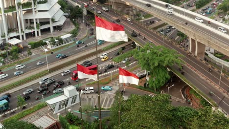 Disparo-De-Drones-Descendiendo-Sobre-Banderas-Indonesias-Junto-A-La-Autopista-De-Yakarta