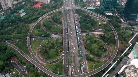 Drohnenschuss-Umkreist-Den-Verkehrsknotenpunkt-Simpang-Susun-Semanggi-In-Jakarta