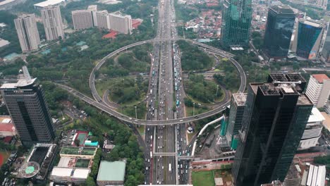 Drohnenschuss,-Der-Vom-Verkehrsknotenpunkt-Simpang-Susun-Semanggi-In-Jakarta-Wegfliegt