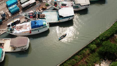 Drohnenaufnahme-Eines-Bootes-Im-Hafen-Von-Jakarta