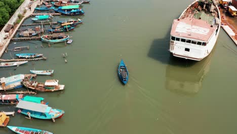 Drohnenaufnahme-Eines-Bootes,-Das-Den-Hafen-Von-Jakarta-Hinuntersegelt