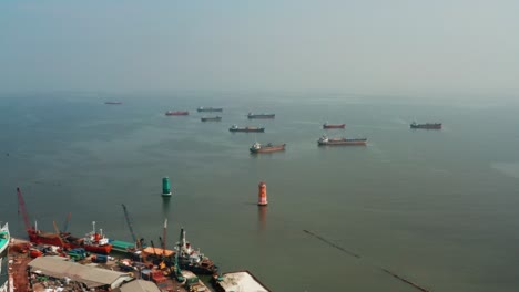Drohnenaufnahme-Von-Booten-Im-Meer-Im-Hafen-Von-Jakarta