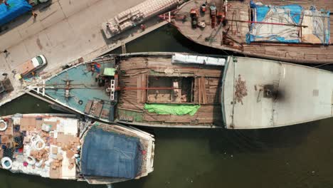 Drone-Shot-of-Men-Loading-the-Boats-in-Jakarta