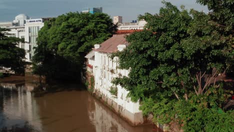 Toma-De-Un-Dron-De-Un-Río-En-Yakarta