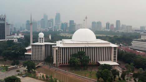 Drohnenschuss-über-Der-Istiqlal-Moschee