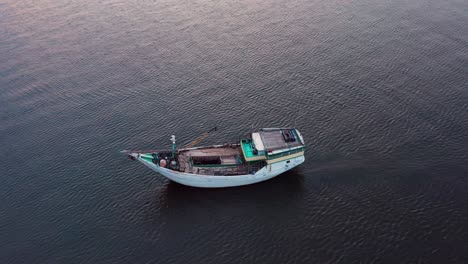 Barco-En-órbita-Disparado-Por-Un-Dron-En-Yakarta