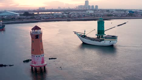 Drohnenschuss,-Der-Ein-Boot-In-Jakarta-Umkreist