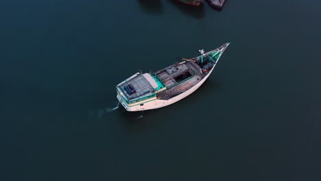 Drohnenschuss,-Der-Ein-Boot-Im-Hafen-Von-Jakarta-Umkreist