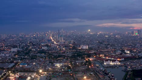 Drohnenaufnahme-Der-Landschaft-Von-Jakarta-Bei-Sonnenuntergang