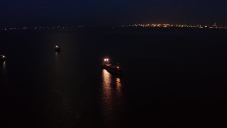 Drohne-Schoss-Nachts-Umkreisendes-Frachtschiff