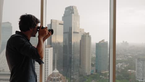 Totale-Eines-Mannes,-Der-Fotos-Von-Jakarta-Macht