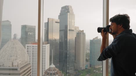 Plano-General-De-Un-Hombre-Tomando-Fotos-De-Yakarta