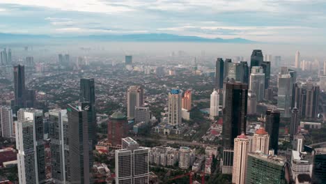 Drohnenaufnahme-Von-Wolkenkratzern-In-Jakarta