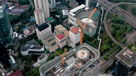 Drohne-über-Wolkenkratzern-In-Jakarta-City-Geschossen