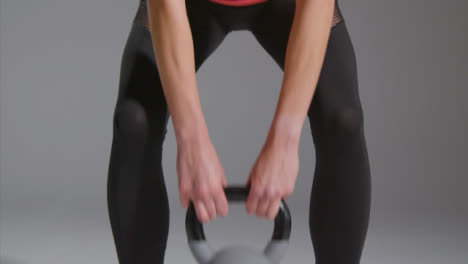 Tiro-Bajo-De-Una-Mujer-Haciendo-Ejercicio-En-El-Gimnasio