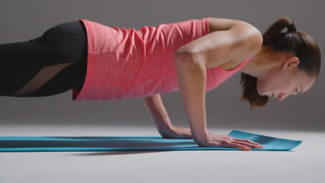 Low-Angle-Shot-Einer-Frau,-Die-Auf-Einer-Yogamatte-Trainiert