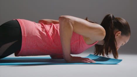 Niedrigwinkelaufnahme-Einer-Frau,-Die-Auf-Einer-Yogamatte-Trainiert