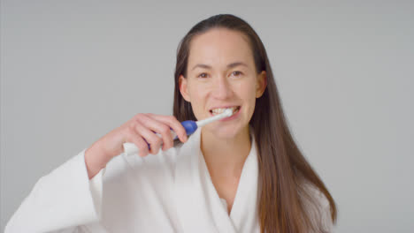 Mittlere-Aufnahme-Einer-Jungen-Frau,-Die-Sich-Die-Zähne-Putzt